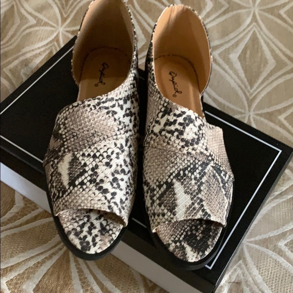 Brand New Snake skin flats!